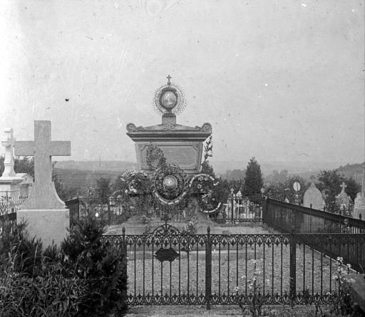 Le monument des Français tués en 1870-1871, dans le cimetière de Beaumont (vue 1). L'endroit où tomba mort le colonel de Contenson, commandant le 5e cuirassiers pendant la charge, à Mouzon (vue 2).