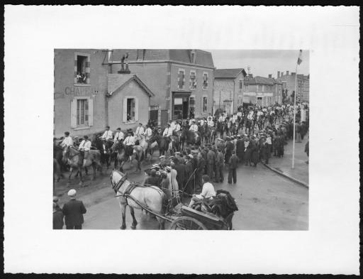 Photographies du concours de la société hippique rurale de Chantonnay (défilé dans la ville, cavaliers devant le château de la Mouhée, cavaliers sur leurs chevaux, 10 clichés dont 4 numérisés), programme de la fête au cours de laquelle a lieu le concours.