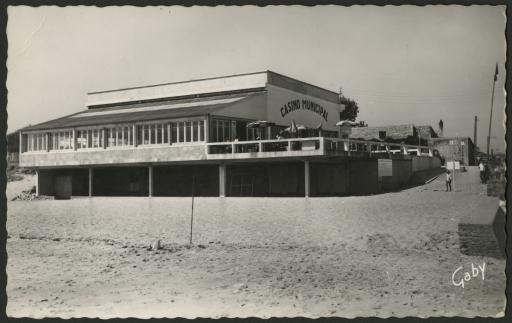 Le Casino Municipal construit par l'architecte M. Debarre : plage.