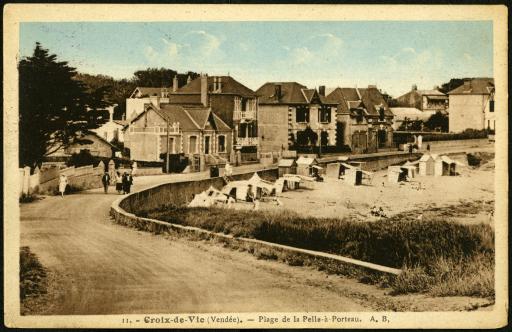 La plage de la Pelle-à-Porteau à Croix-de-Vie : maisons, route.