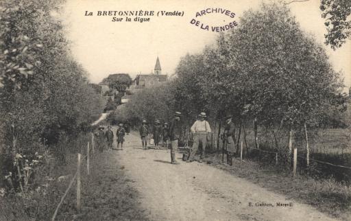 Promenade sur la digue (vue 1). Entrée du bourg (vue 2). Rue de la Mairie (vue 3).