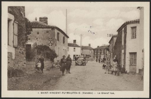 La Grand'Rue de Saint-Vincent-Puymaufrais, avec des habitants et une automobile.