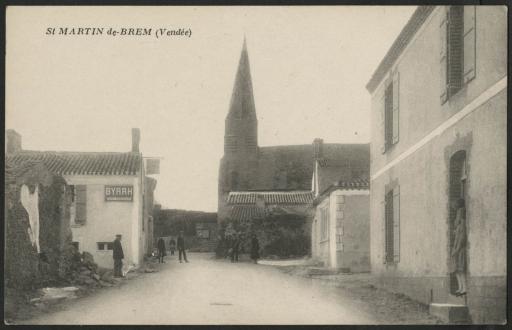 La rue menant à l'église de Saint-Martin-de-Brem (entreprise de vin tonique BYRRH).