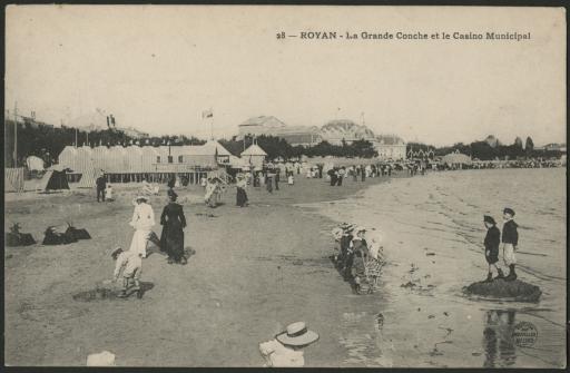 Royan. - La Grande Conche et le Casino Municipal : promeneurs sur la plage.