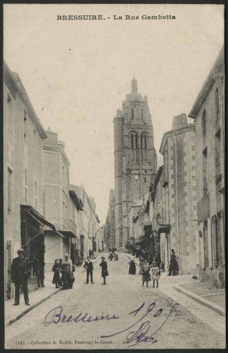 Bressuire. - La rue Gambetta (vue 1), l'église (vue 2).