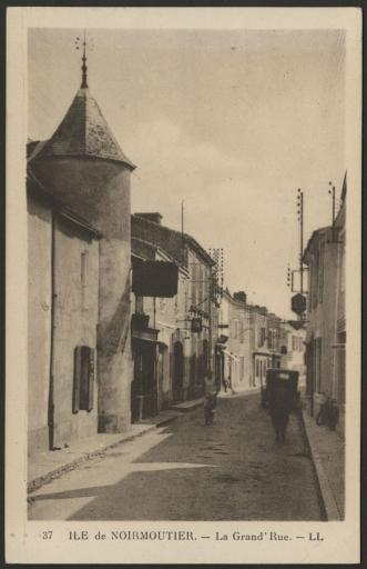 La Grand'Rue (vues 1 et 2), rue du Robinet avec la tour du château (vue 3) / E. du G. phot. (vue 2), F. Bourdin phot. (vue 3).