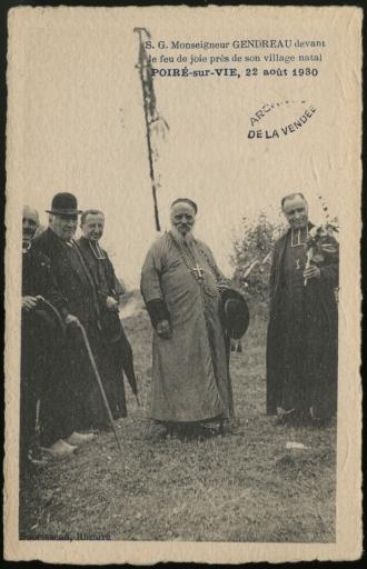 La visite de Monseigneur Gendreau dans son village natal de la Micherie le 22 août 1930 : devant le feu de joie (vue 1), devant sa maison (vue 2).