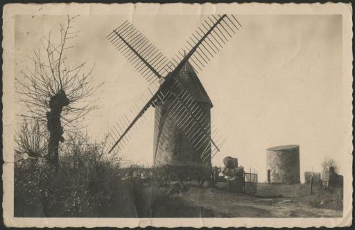 Les moulins : moulin du Terrier-Marteau (vues 1 et 2), moulin Puy-Crapaud (vue 3).