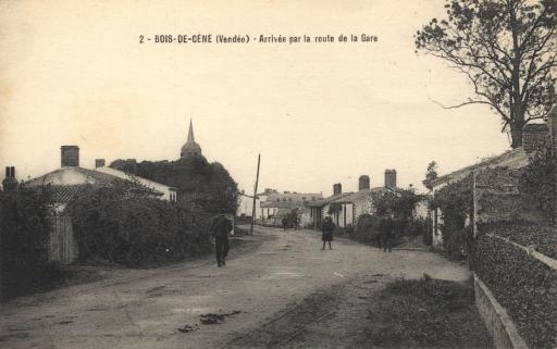 Arrivées dans la commune : par la route de la gare (vues 1 et 2), par la route de Challans, grande rue (vues 3 et 4). La rue de l'église (vues 5 à 7), la place de l'église (vue 8) / Callard phot. (vue 7).