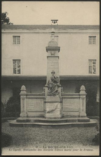 Le monument dédié aux anciens élèves morts pour la France en 1870, dans la cour de l'actuel collège Herriot.
