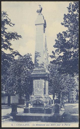 Le monument aux morts, surmonté d'un coq.
