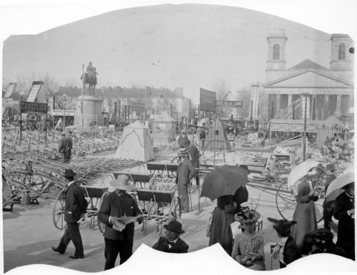 Foire-exposition sur la place Napoléon (vues 1-7) et rue des Sables (actuelle rue Clemenceau, vue 8), avec de nombreuses machines agricoles.