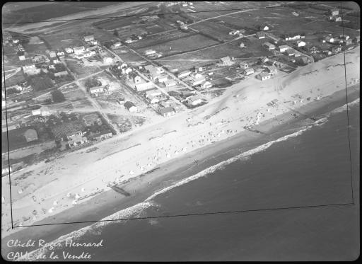 La plage et les maisons qui la bordent, avec estivants et tentes en toile. En arrière-plan à gauche, le Lay.