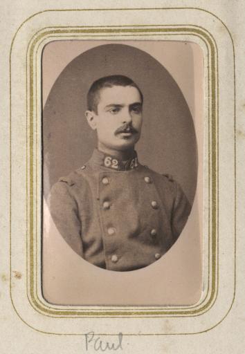 Paul Moutard : en uniforme du 62e [RI], photographié à Marseille (vue 1) et à Vannes le 6 mai 1888 (vue 2), en civil, le 11 avril 1902 (vue 3), en tenues militaires, en septembre 1904 (vues 4-5).
