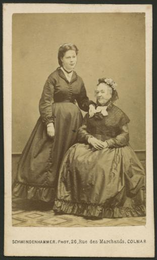Catherine Bernou, épouse Ostermeyer, avec sa petite-fille Lucie / photographiées chez Schwindenhammer à Colmar.