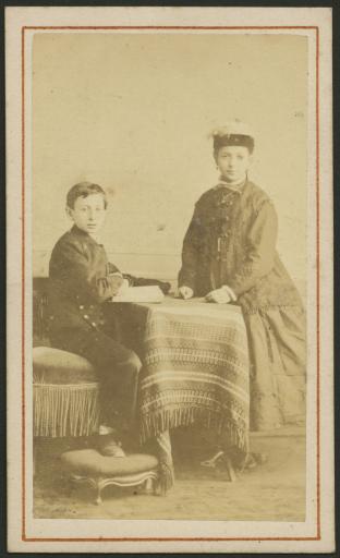 Berthe Moutard épouse Laurent (vues 1-3, avec son frère Maurice sur la vue 1), son mari Hermann (vue 4) et leur fille Thérèse (vues 5-7). Maurice Moutard : photographié avec sa soeur aînée Berthe (vue 1), dessiné sur son lit de mort par Maurice Leloir, en 1873 (vue 8).