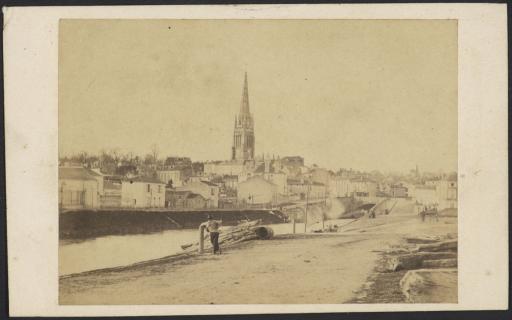 Vue générale de la ville et du clocher de l'église Notre-Dame, prise du chemin de halage le long de la Vendée / Jules Robuchon phot.