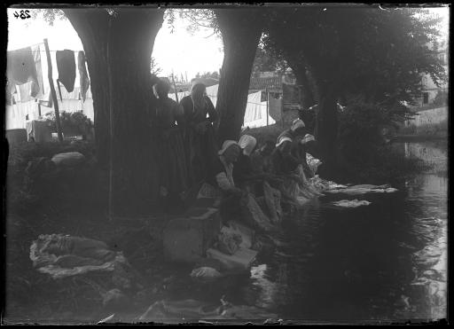 Des lavandières : au lavoir du bourg, près du pont sur la Smagne (s.d., vues 1-2), au chemin des Planches (mars 1901, vue 3), au pied du pont de Richambeau (mars 1901, vue 4).