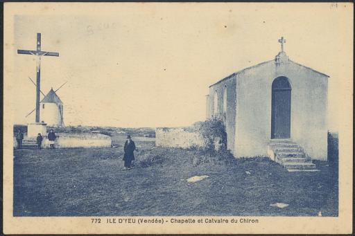 La chapelle du Père de Montfort, avec en arrière-plan le calvaire et son moulin.