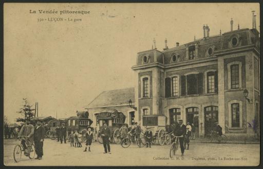 La gare et les voyageurs : la rue avec des véhicules hippomobiles et des vélos (vues 1-3), les quais (vues 4-5) et le train entrant en gare (vue 5) / Dugleux phot. (vue 1), V.G. phot. (vue 3).