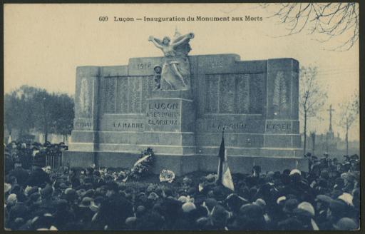 L'inauguration du monument aux morts de la guerre 1914-1918, réalisé par le sculpteur Georges Bareau.