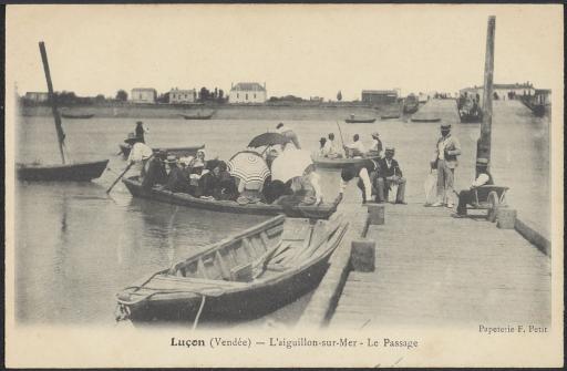 Départ d'une barque traversant le chenal vers L'Aiguillon-sur-Mer.