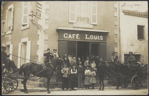 Le "café Louis", devant lequel le propriétaire pose avec sa famille (vue 1), et le "café du Commerce" avec des serveurs et quelques clients sur la terrasse (vue 2) / Chavance phot. (vue 1).