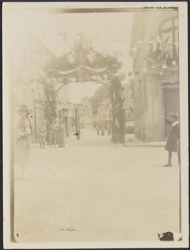 Un arc de triomphe installé dans une rue de Luçon, lors de la fête nationale du 14 juillet 1919.