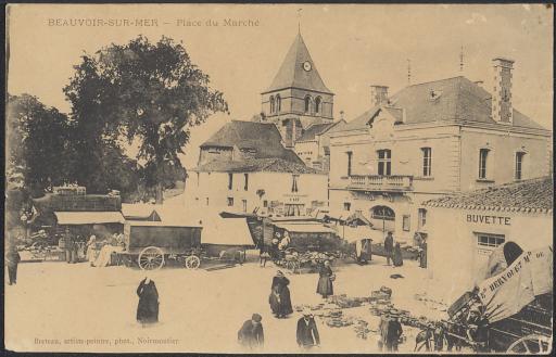 La place du marché, un jour de foire, avec l'église et une buvette en arrière-plan / Breteau phot.