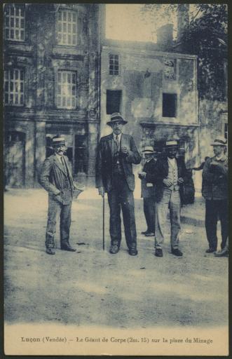 Eugène Arceau (1890-1927) dit "le Géant de Corpe" (2m15), sur la place du Minage à Luçon / A. Thiriat et H. Basuyau phot.