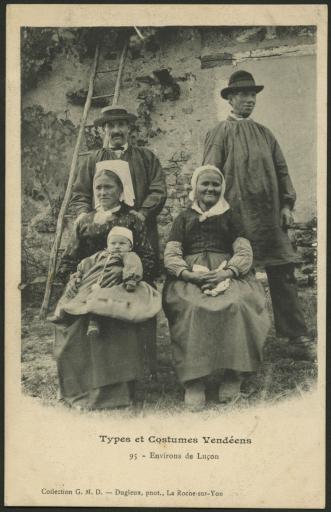 Environ de Luçon. - Deux couples avec un enfant, dont les femmes sont assises, habillés en costumes traditionnels / Dugleux phot.