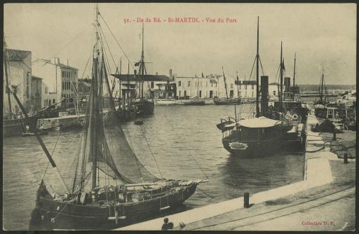 Saint-Martin-de-Ré. - Le port et ses navires (vue 1), le "Coligny" quittant le bassin pour assurer la liaison entre l'île de Ré et La Rochelle (vue 2).