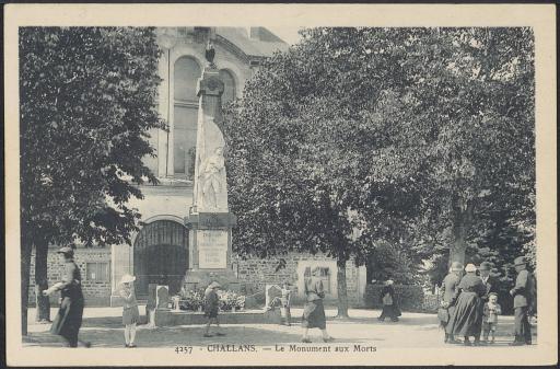 Le monument aux morts surmonté d'un coq, vu de face (hôtel de ville, vue 1) et de dos (vue 2).