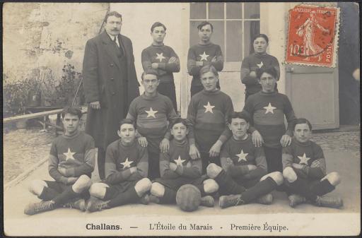 L'équipe de football de Challans, surnommée " L'étoile du marais ".