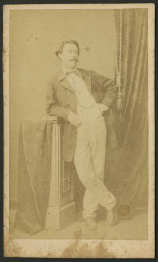 Hommes non identifiés : photographié par Jules Robuchon, avec la signature du photographe (vues 1-2), militaires (vues 7-11).