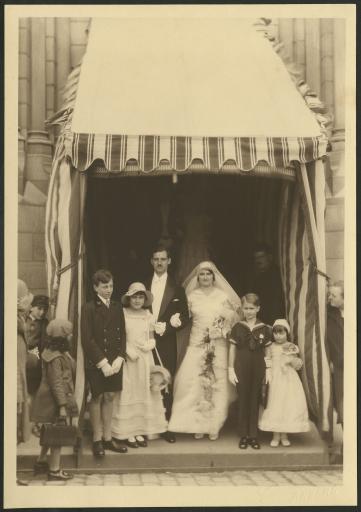 Mariage non identifié : les époux (vue 1), parmi les invités posant sous l'auvent de toile, on reconnait Germaine et Antoinette Biré (vue 2) et Hélène Biré (vue 3).