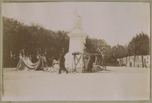 L'installation du monument aux morts de la guerre 1870-1871, sur la place Belle-Croix.