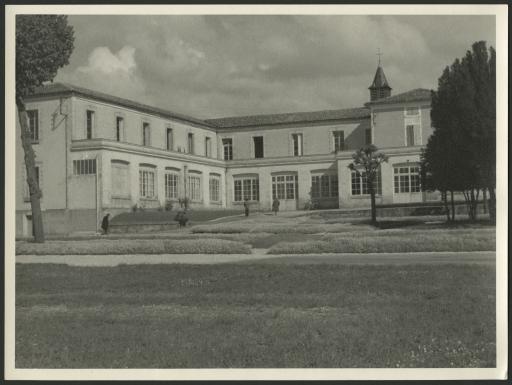 Cognac (hôpital-hospice). Bâtiments (vues 1-4) ; service des vieillards (vue 5) ; chambre de malade (vue 6) ; chapelle (vue 7) ; communauté en [1957] (vue 8) ; vues aériennes de Cognac et du centre hospitalier (cartes postales non numérisées).
