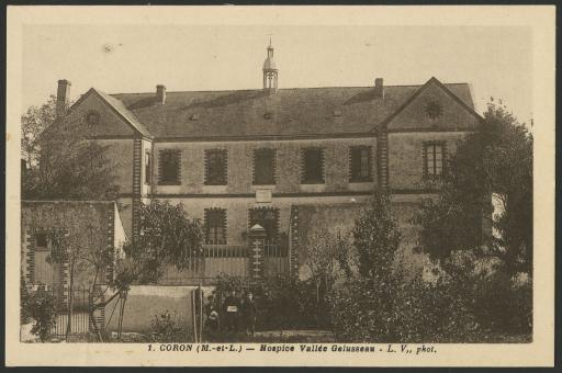 Coron (hôpital-hospice). Façade de l'hospice (vue 1) ; chapelle des vertus (vue 2) ; grange, église, soeurs (photographies non numérisées).
