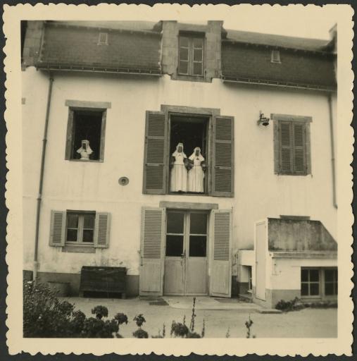 Le Croisic (hôpital). Façade du bâtiment (vue 1) ;  bureau des entrées (vue 2) ; cuisine (vue 3) ; communauté des soeurs (vue 4) ; salles de malades (photographies non numérisées).