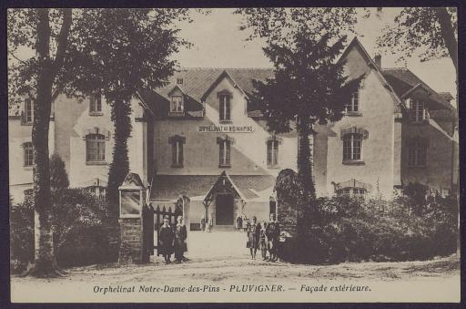 Bieuzy-Lanvaux, Pluvigner (orphelinat Notre-Dame-des-Pins). Bâtiment (vue 1-2) ; groupes d'enfants de l'orphelinat Notre Dame des Pins en [1939] (vues 3-4).