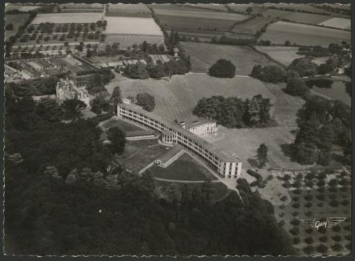 Carquefou (sanatorium de Maubreuil). Vue aérienne du château et du sanatorium (vue 1) ; étang (vue 2).