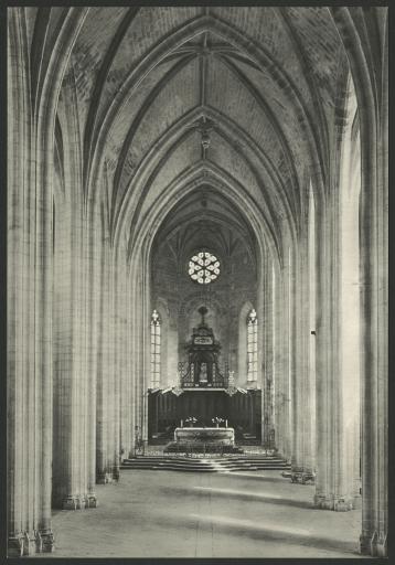 Celles-sur-Belle. Choeur (vue 1) et stalles (vue 2) de l'église abbatiale ; statue de Notre-Dame de Celles couronnée en 1926 (vue 3) ; vues touristiques (cartes postales non numérisées).