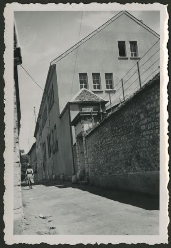 Besançon (enseignement ménager). Bâtiments rue du Chapitre en 1956 (vue 1) ; Soeur Georges de Saint Albert, supérieure de la communauté, Soeur Eugène-Marie de la Croix, Soeur Marie-Martial de la Croix entre 1960 et 1965 (vue 2).