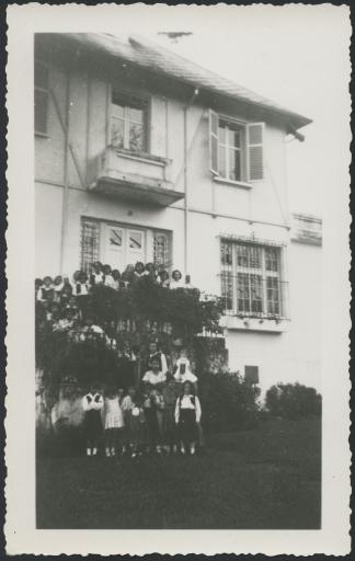 [1895]-[1947] Les Cayes (orphelinat). Groupe d'enfants et soeurs devant le bâtiment (vue 1), groupes d'orphelines posant avec les soeurs (vue 2), cinq enfants haïtiens (vue 3).