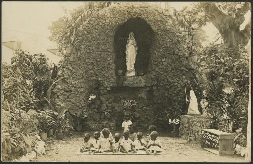 [1916] Port-au-Prince (hôpital général). Groupe de jeunes enfants devant la grotte de Lourdes.