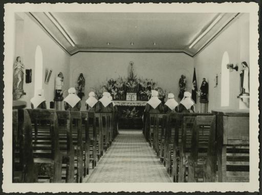 Port-au-Prince (hôpital général). Intérieur de la chapelle (vue 1), reposoir de la fête Dieu (vue 2), ravitaillement (vues 3 et 4), Soeur Marie-Ludovine dans la cuisine (vue 5).