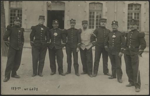 (1 Num 1/97-1). 4 photographies de soldats du 137e régiment d'infanterie prises à Fontenay-le-Comte, entre 1904 et 1914 : Arsène Gousseau est le 2e à droite (vue 1), au centre du 1er rang (vues 2, datée au verso du 18 avril 1907 et 3). Formation militaire dans la cour de la caserne Du Chaffault (vue 4).
