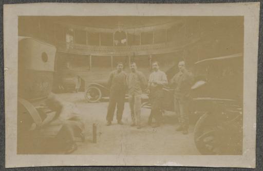 (1Num1/148/1). Henri Blandineau posant avec d'autres soldats, dans un garage (2e en partant de la gauche, vue 1), devant un camion, à Trigny près de Reims le 14 mai 1917 (2e en partant de la droite, vue 2), à l'arrière d'un camion (au 1er rang, 1er en partant de la gauche, vue 4) et près d'une maison (1er en partant de la droite, vue 5). 4 photographies.