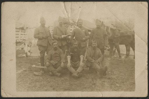 (1Num1/161/1). Photographies de Jules Foucher posant avec des soldats (1er rang, 1er en partant de la gauche), le verso est adressé à ses parents (vues 1 et 2), et posant avec des blessés et des infirmières (2e rang, 4e en partant de la gauche, vue 3).